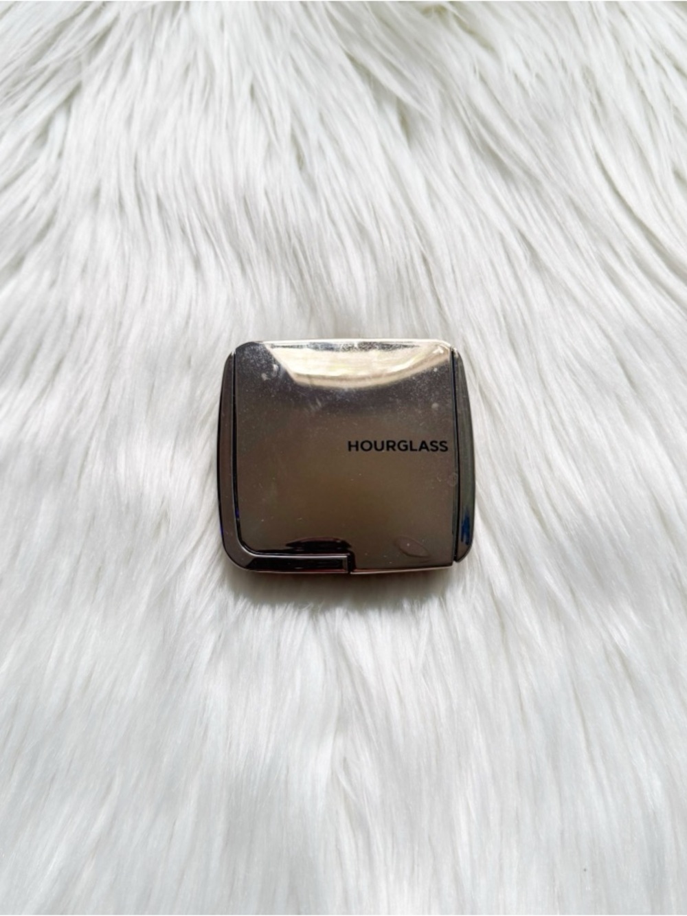 Hourglass ambient lighting bronzer